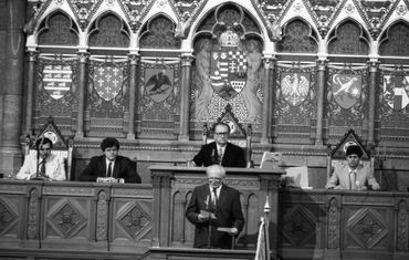 Göncz Árpád a parlament szónoki emelvényén