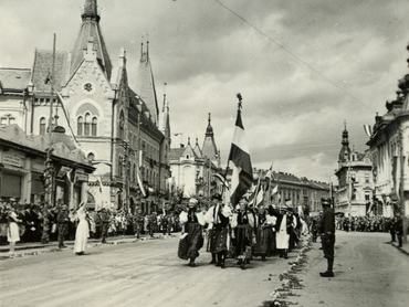 kolozsvári archív fotón ünneplőbe öltözött emberek