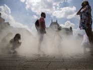 BUDAPEST, MAGYARORSZÁG – JÚLIUS 16.: Egy turista hűsöl egy párafalnál Budapesten, Magyarországon, 2023. július 16-án. Hőhullám várható Magyarországon, amely rekordokat dönthet: az ország egyes részein a hőmérséklet várhatóan meghaladja a 40 Celsius-fokot. (Fotó: Arpad Kurucz/Anadolu Agency, forrás: Getty Images)