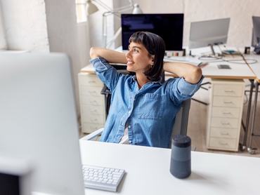 Egy nyugodt üzletasszony, aki a fejét hátradöntve ül a startup irodájában, munkahelyén. Egy női vállalkozó, aki szünetet tart a munkában az irodájában.