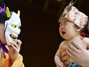 japán kisgyereket maszkkal ijesztgetnek