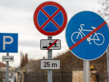 Kerékpársáv vége, megállás tilos és parkolóhely jelzőtáblák