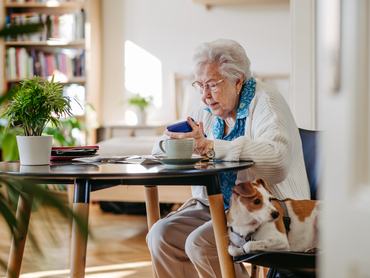 Egy idős hölgynek anyagi gondjai vannak. Számolja a pénzét, havi nyugdíját, de nem jut elég a számlák kifizetésére.