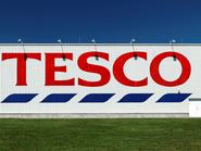 Tapolca, Magyarország – 2011. augusztus 15.: A Tesco szupermarket épülete a logóval. A Tesco egy globális élelmiszer- és vegyesáru-kiskereskedelmi lánc, amelynek székhelye az Egyesült Királyságban, Cheshuntban található.