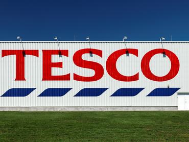 Tapolca, Magyarország – 2011. augusztus 15.: A Tesco szupermarket épülete a logóval. A Tesco egy globális élelmiszer- és vegyesáru-kiskereskedelmi lánc, amelynek székhelye az Egyesült Királyságban, Cheshuntban található.