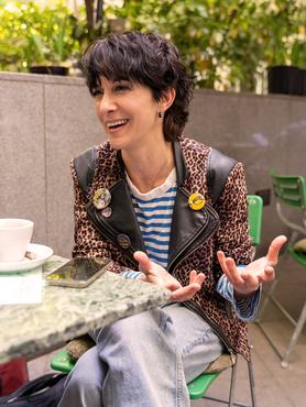 Török-Illyés Orsolya színésznő beszélgetés közben, előtte az asztalon kávéscsésze