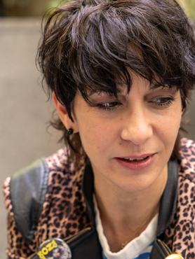 Közeli portré Török-Illyés Orsolya színésznőről, aki lefelé néz